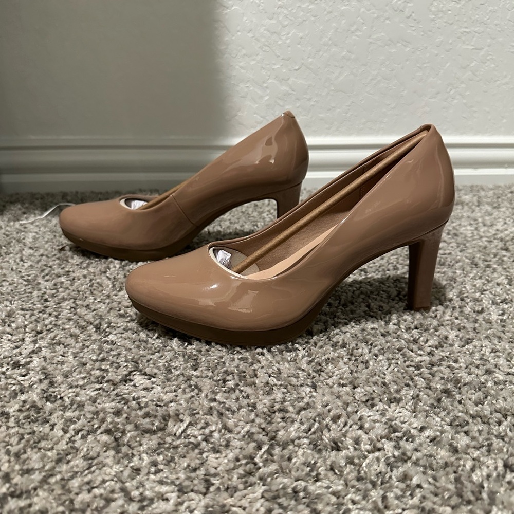 NWT Clarks size 8 Women's Patent Leather Heels in Nude - Picture 2 of 7